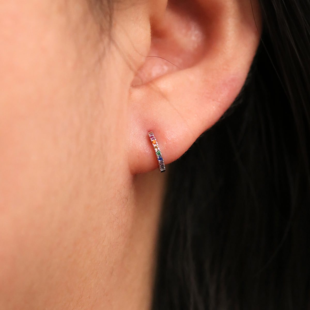 Créoles Huggie Arc-en-Ciel — Boucles d'Oreilles Colorées