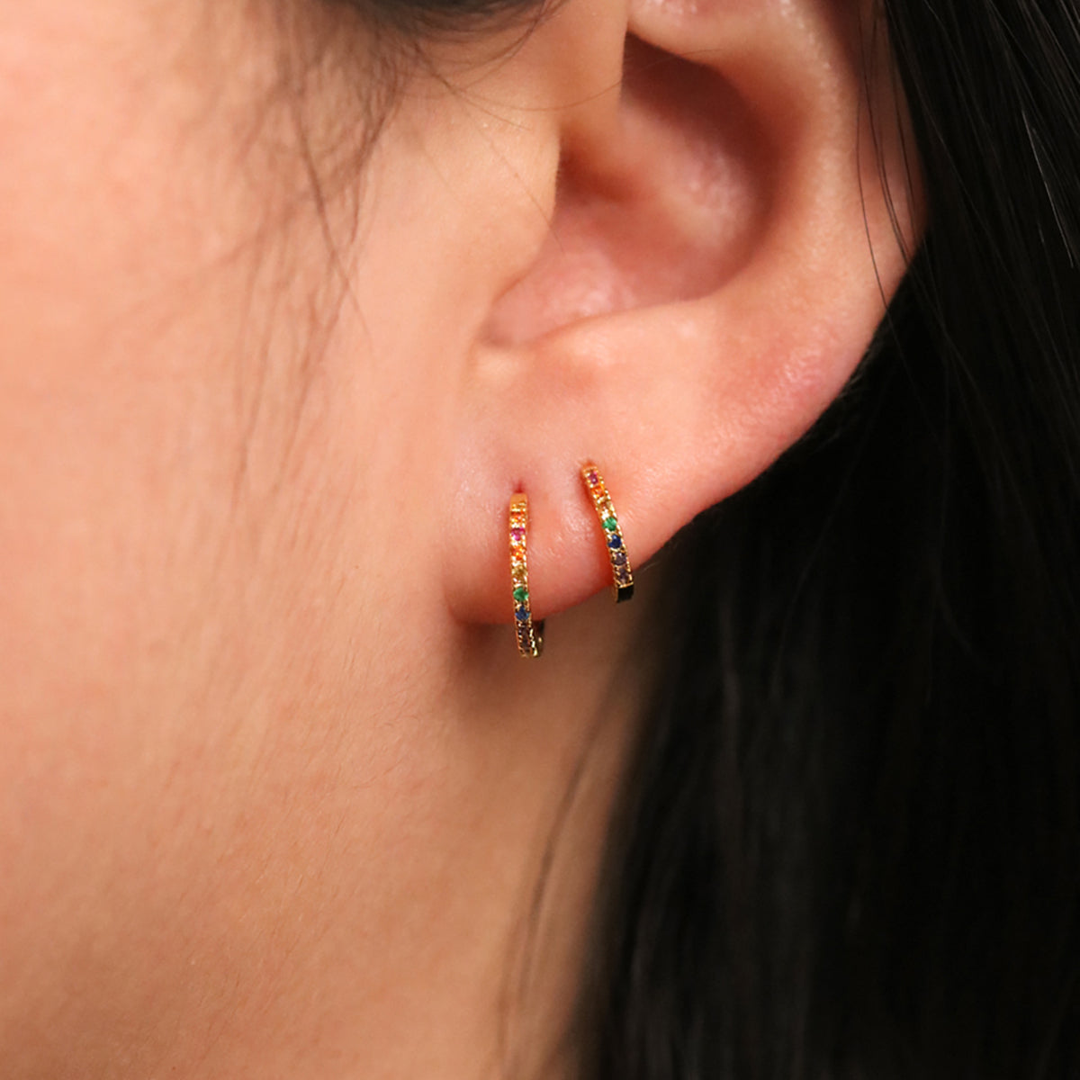 Créoles Huggie Arc-en-Ciel — Boucles d'Oreilles Colorées
