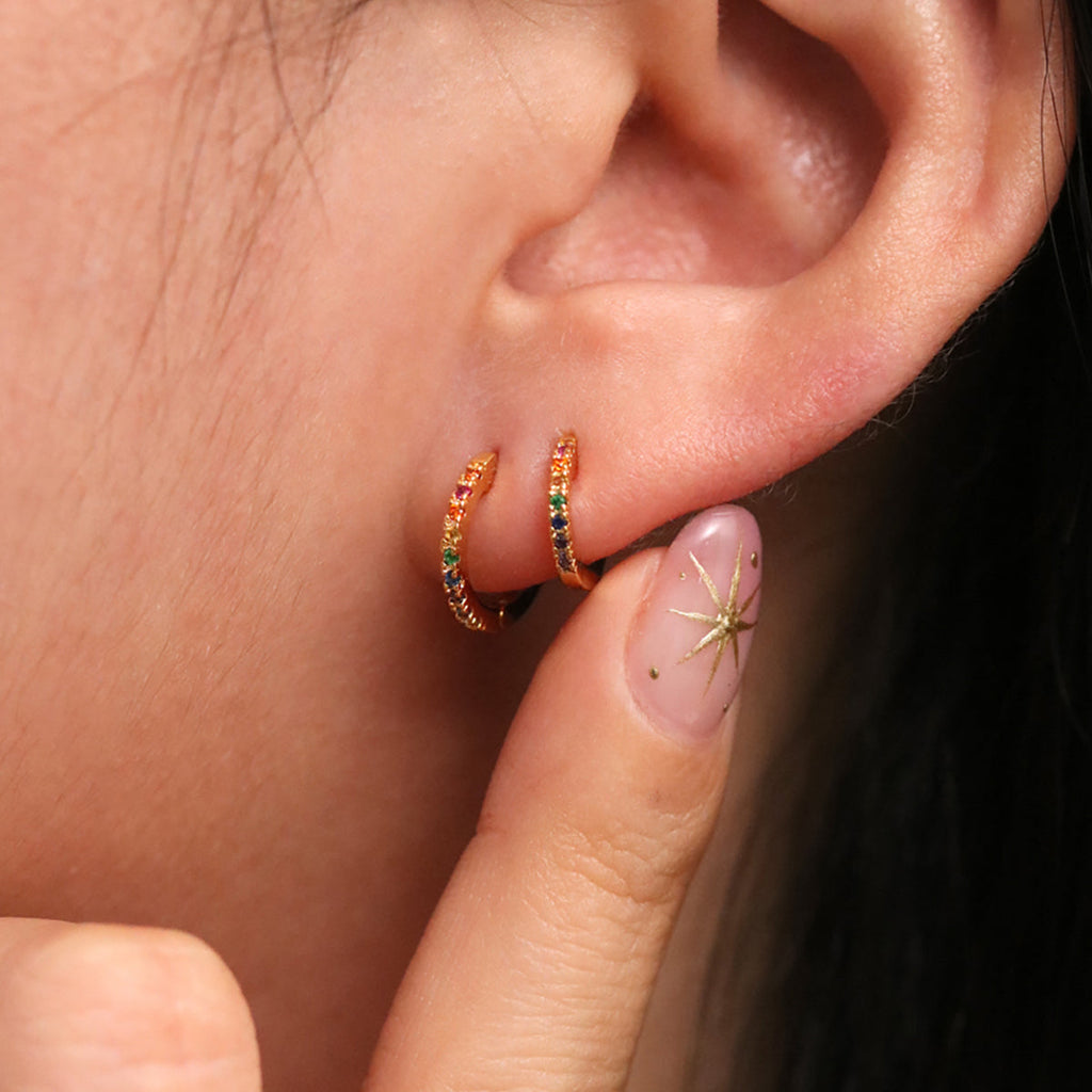Créoles Huggie Arc-en-Ciel — Boucles d'Oreilles Colorées