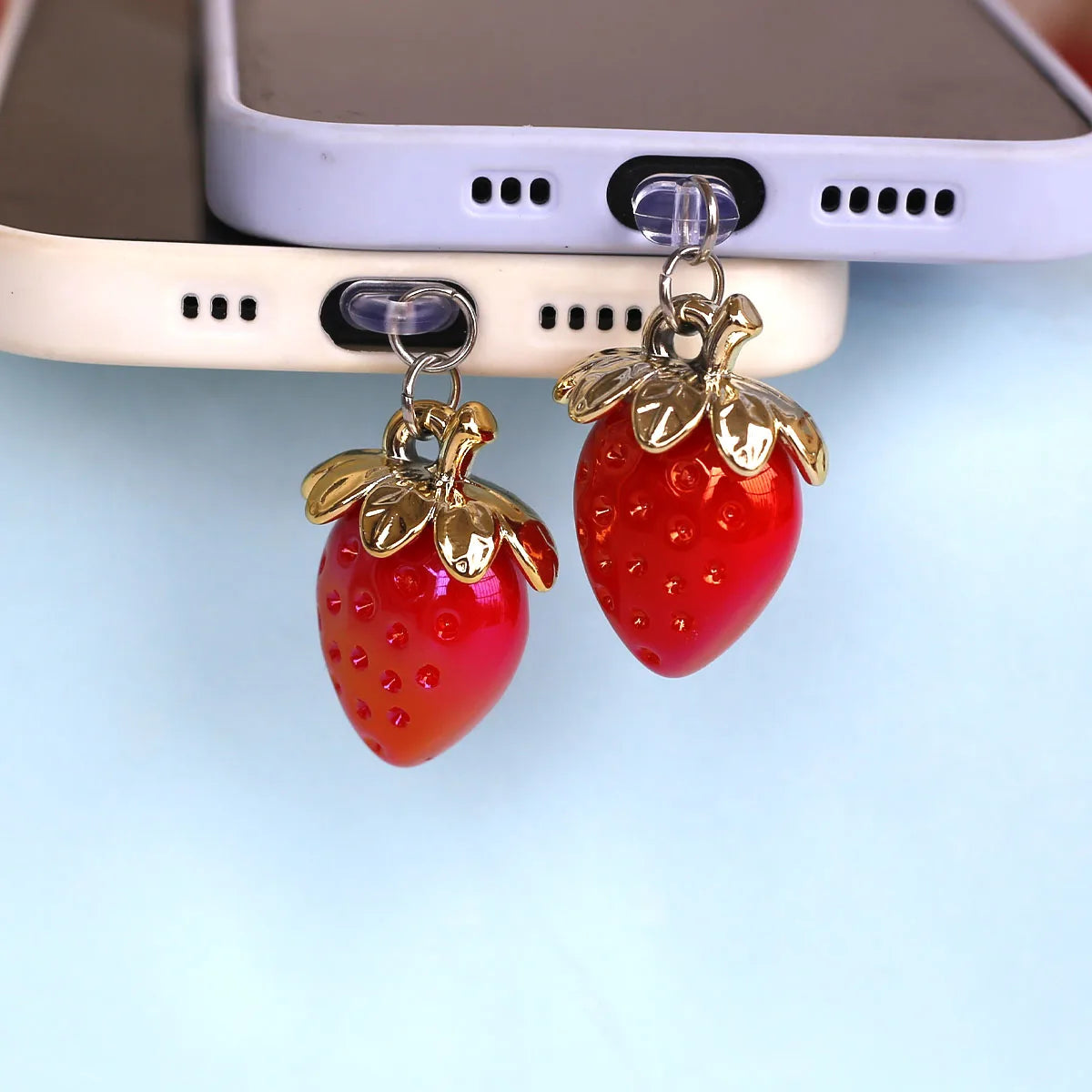 Bouchon Décoratif Fraise 3D — Anti-poussière Port Lightning & USB-C