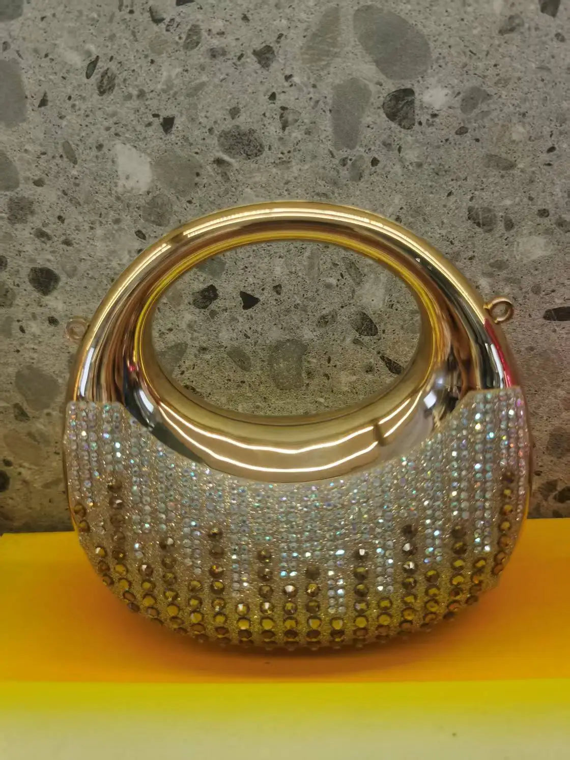 Mini Pochette Demi-Lune Métal Brillant — Clutch Soirée Chaîne Femme Style Diamant