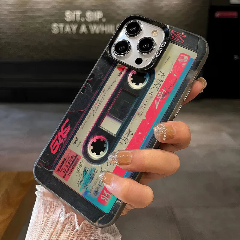 Coque Créative Cassette Tape — iPhone 11 à 17 Pro Max, Anti-Chute, Mat