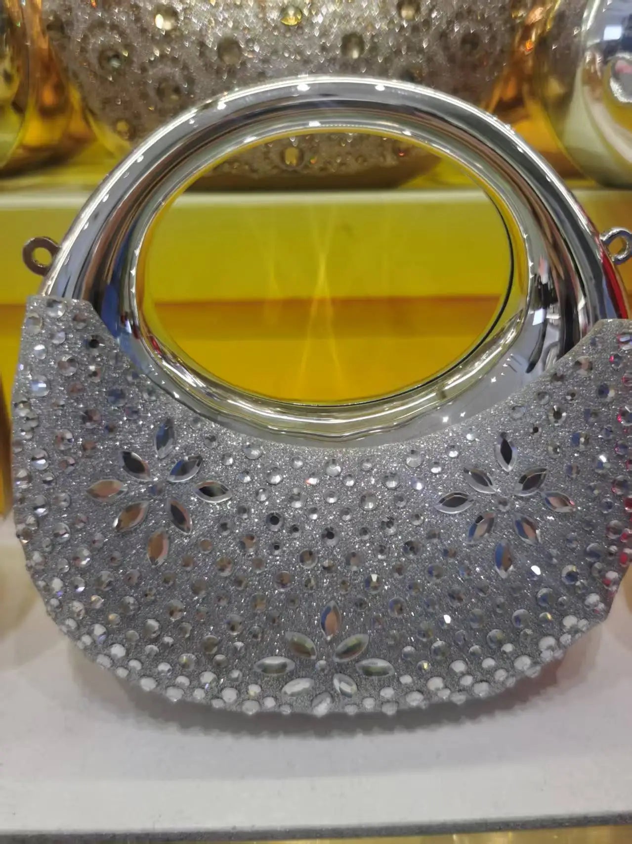Mini Pochette Demi-Lune Métal Brillant — Clutch Soirée Chaîne Femme Style Diamant