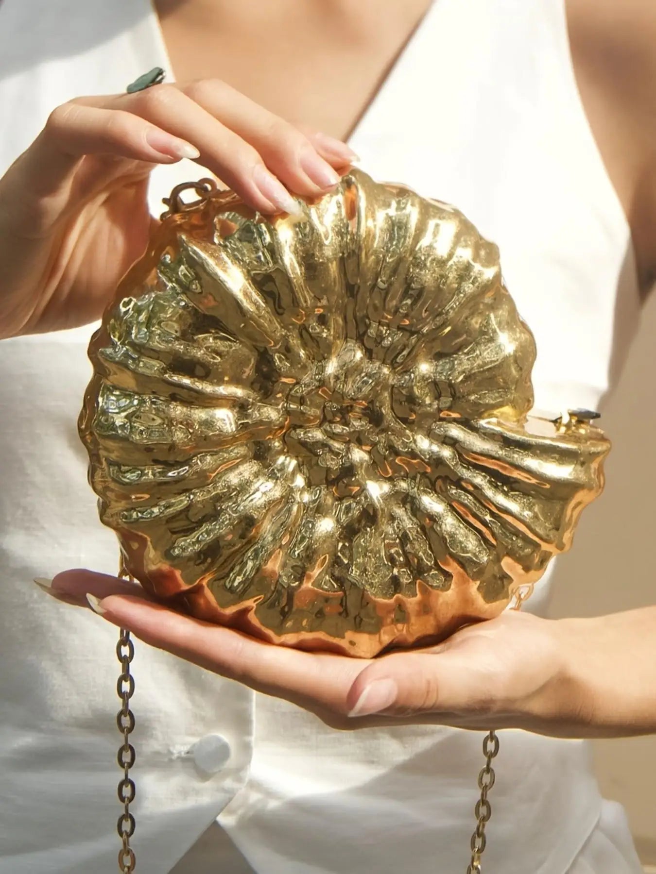 Pochette Coquillage Soirée — Mini Sac Bandoulière Chaîne Femme Or & Argent