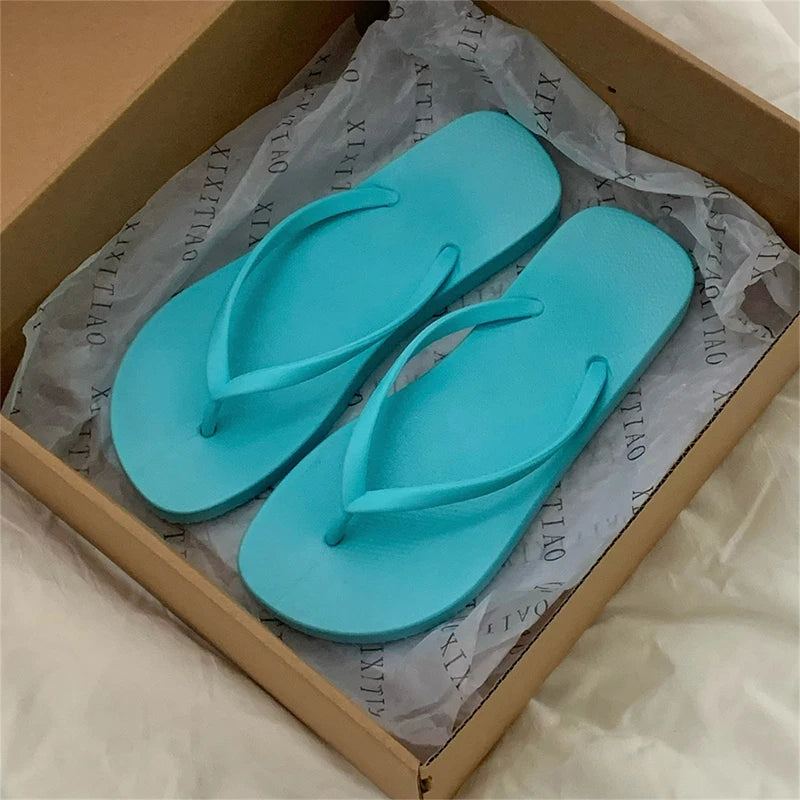 Tongs Femme Couleur Unie – Sandales Légères Plage & Salle de Bain Couple