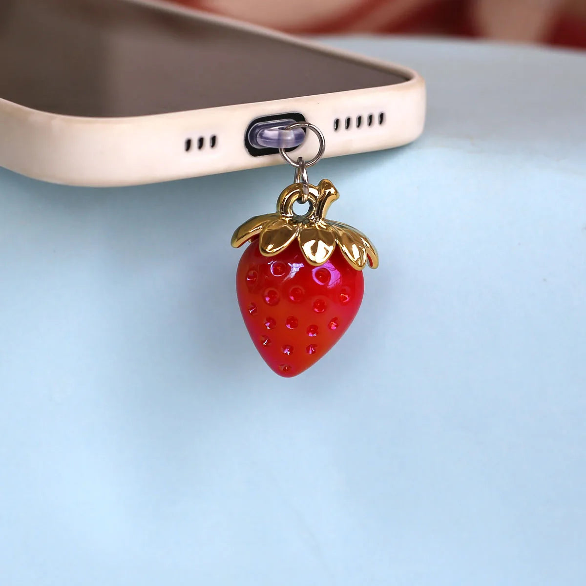 Bouchon Décoratif Fraise 3D — Anti-poussière Port Lightning & USB-C