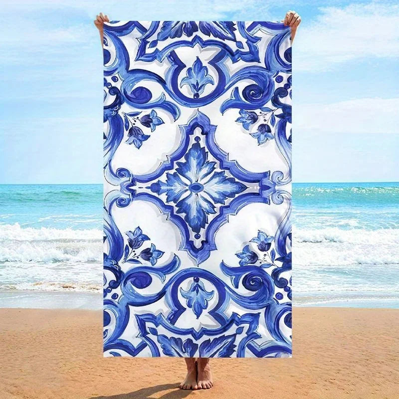 Serviette de Plage Fleurs Bleues et Blanches — Séchage Rapide, Anti-UV, Anti-Sable
