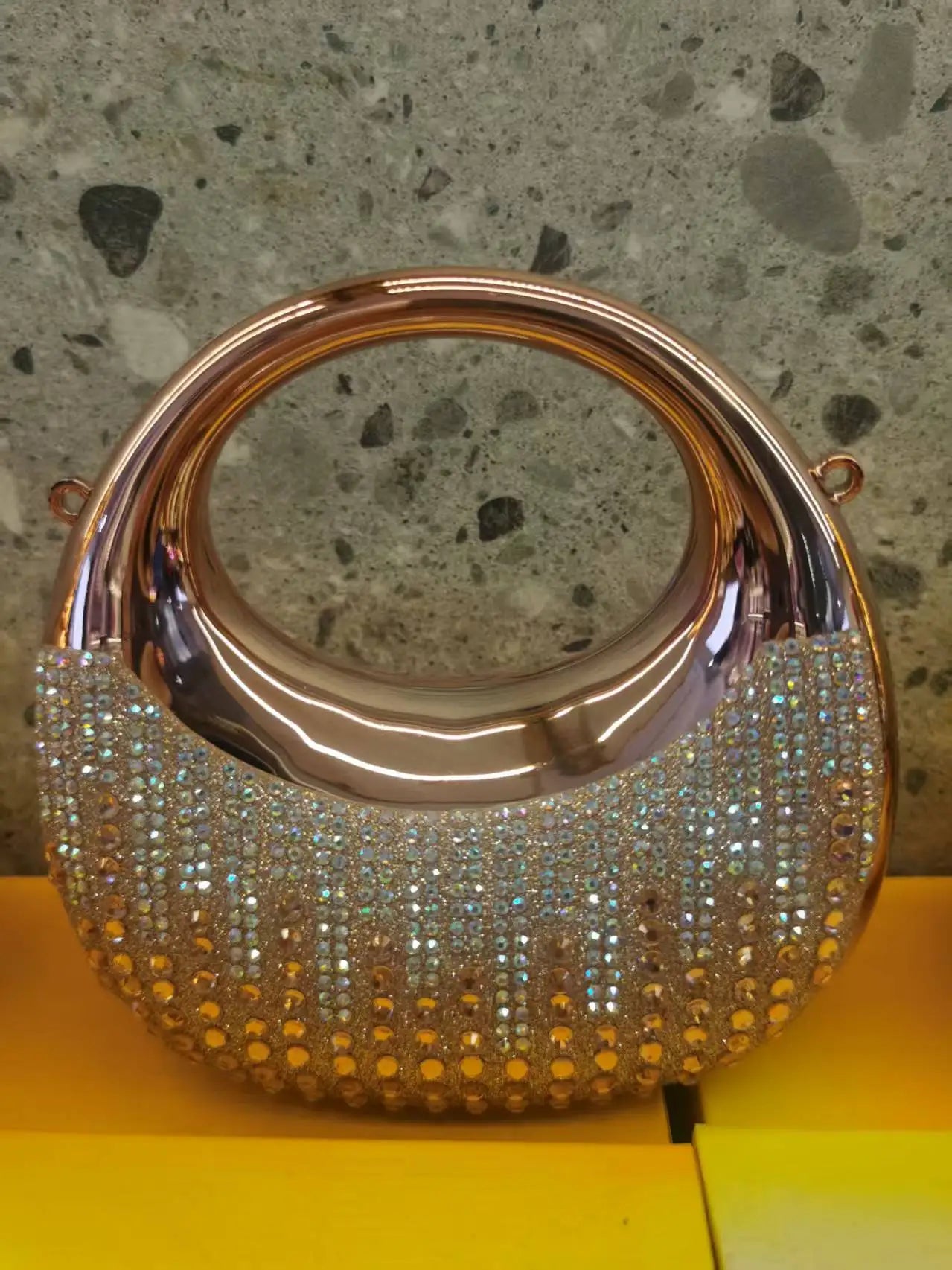 Mini Pochette Demi-Lune Métal Brillant — Clutch Soirée Chaîne Femme Style Diamant