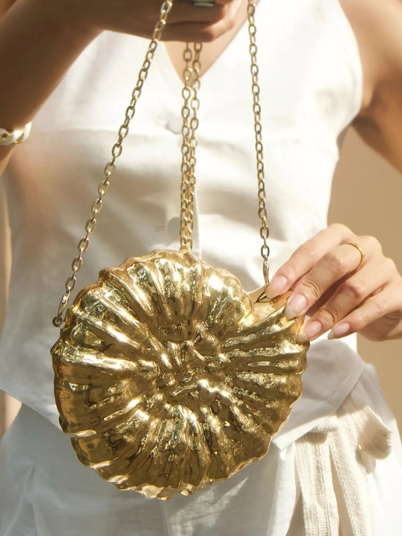 Pochette Coquillage Soirée — Mini Sac Bandoulière Chaîne Femme Or & Argent